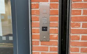 Pass The Keys Cosy High Street Studio With Free Parking